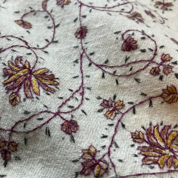 100% Pashmina Shawl - Hand Embroidered - Picture 3 of 4